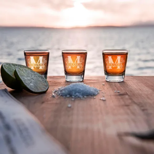 Vista 7 de Cuptify Inicial de cristal con monograma y nombre de 2 onzas, parte inferior negra grabada con texto personalizado para regalos, bodas, cumpleaños