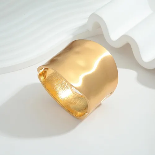 Vista 6 de Brazalete grueso de oro para mujer, pulsera ancha dorada martillada, pulsera de muñeca abierta, joyería de Navidad