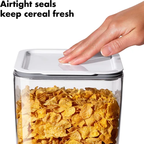 Vista 4 de Dispensador de cereales OXO Good Grips para encimera erfect for cereal, oatmeal, snacks. One-handed dispensing. Airtight dual-seal freshness.