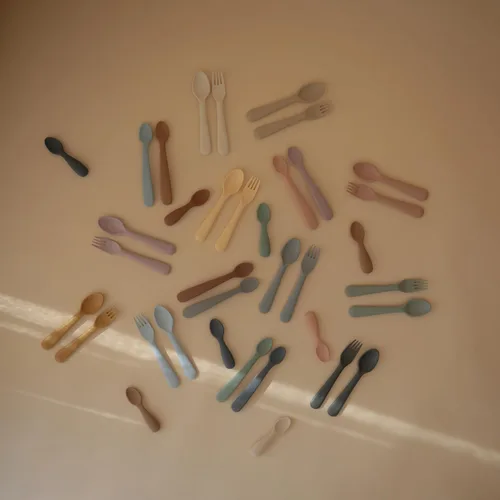 Vista 7 de mushie Cucharas de silicona para bebés Paquete de 2 (rubor/arena cambiante)