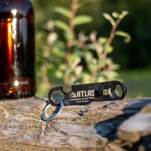Vista 2 de Atlas Truck Co. Llavero abridor de botellas y herramienta universal para monopatín