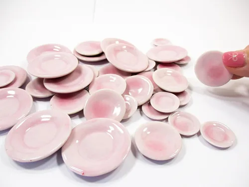 Vista 5 de Casa de muñecas en miniatura de cocina de cerámica 36 platos mixtos color rosa - 5085 Pink plates ceramic craft, tiny kitchenware tableware lot