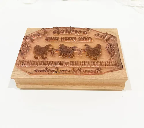 Vista 4 de Sellos personalizados de cartón de huevos frescos de granja, huevos de gallina, reunidos a mano con amor, sello de goma de madera