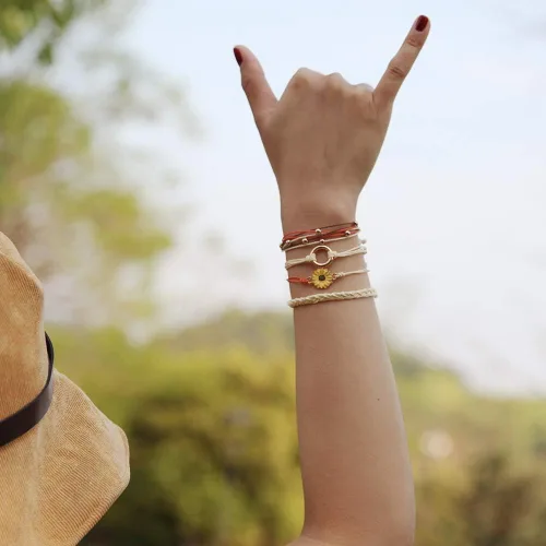 Vista 7 de Pulsera de cuerda trenzada hecha a mano con diseño de girasol para adolescentes y mujeres Beige
