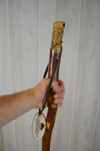 Vista 3 de Bastón de madera oscura con talla de búho, tallado a mano, hasta 60 pulgadas