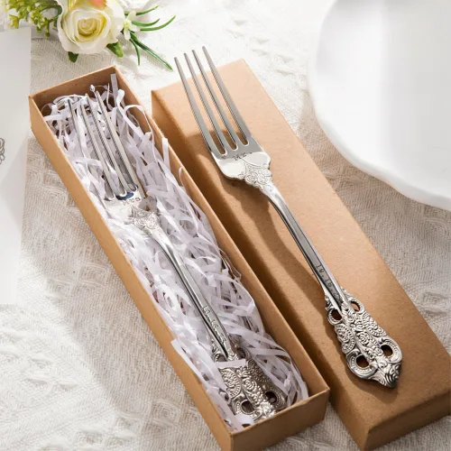 Vista 4 de callie Juego de 2 tenedores de boda personalizados con fecha, regalos grabados para novios, novios, tenedores de cubiertos vintage de acero