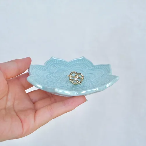Vista 4 de PUDDING CABIN Plato para anillos de mandala azul, regalo de cumpleaños para amigas, mujeres, madres y niñas