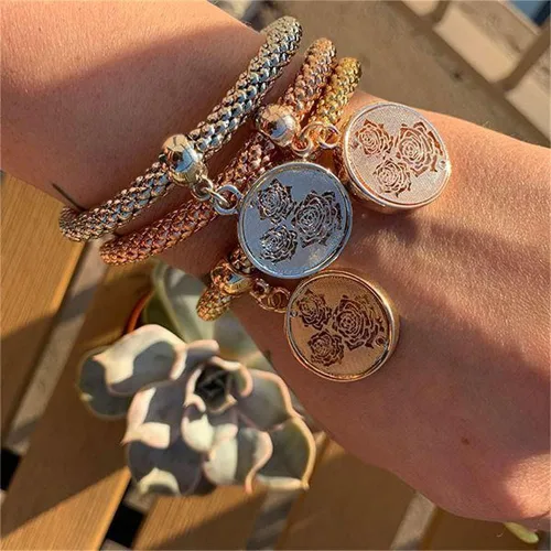 Vista 2 de SILANER Pulseras multicapa con dijes de cristal, 3 pulseras de cadena de maíz de oroplataoro rosa para mujer, pulsera elástica en forma de corazón