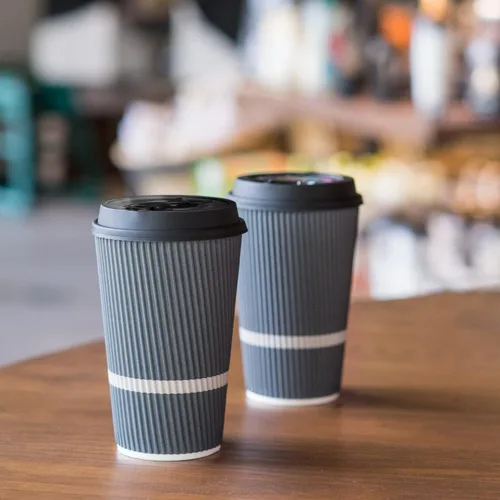 Vista 6 de Tazas de café desechables con tapas, taza de café de 16 onzas (paquete de 70). Las tazas de viaje grandes mantienen la forma con bebidas frías