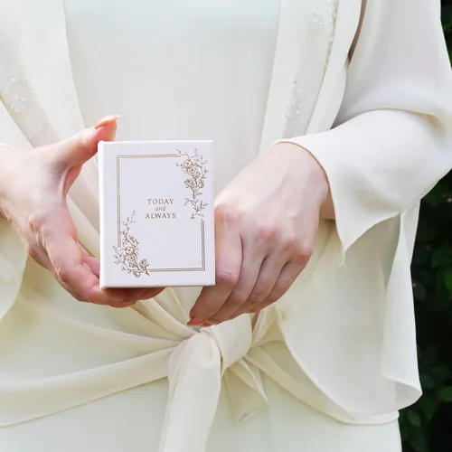 Vista 5 de Lillian Rose Caja de libros para anillos de boda, tamaño único, color blanco