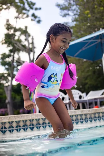 Vista 2 de Bluey Bingo - Traje de baño de una pieza para bebés a niños pequeños, Azul, rosa.