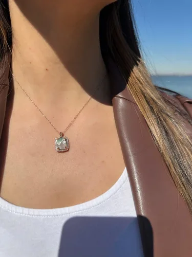 Vista 4 de LE VIAN Collar con colgante rectangular de 4 5/8 quilates con forma de cojín verde Aquaprase para mujer, collar de plata de ley chapada en oro rosa