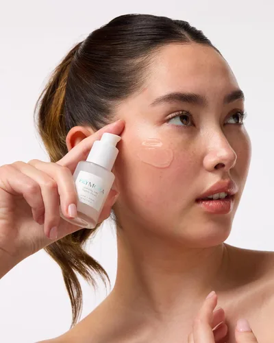 Vista 2 de Suero hidratante de péptido de gelatina Rellenador + Restore Suaviza las líneas finas y arrugas, rellena e hidrata visiblemente la piel Sin