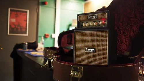 Vista 2 de Laney MINISTACK-LION Amplificador de guitarra con batería con interfaz para teléfono inteligente