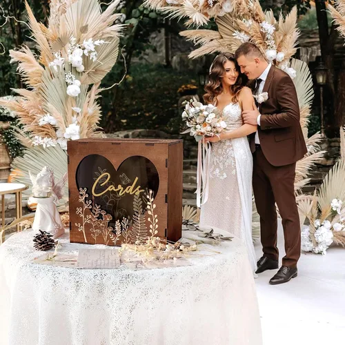Vista 5 de Caja de tarjetas de boda marrón OurWarm para recepción con ventana acrílica en forma de corazón, caja de regalo de madera para boda