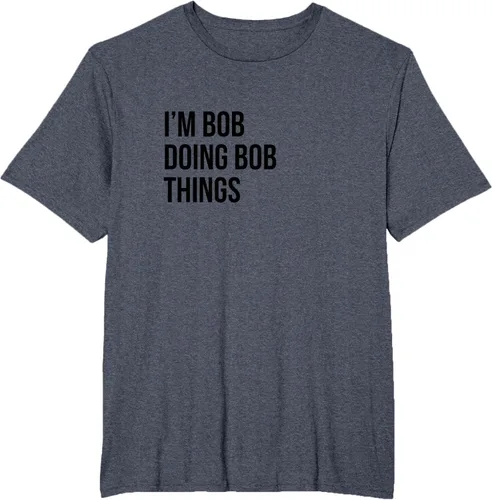 Vista 92 de Camiseta con texto en inglés "I'm Bob Doing Bob Things" Asfalto
