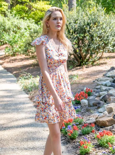 Vista 3 de PRETTYGARDEN Vestido corto bohemio con cuello en V, estampado floral, manga con volantes, vestido corto con cintura fruncida
