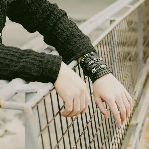 Vista 2 de Eigso Pulsera de cuero punk con calavera para mujer + cinturón de cuero de calavera para mujer