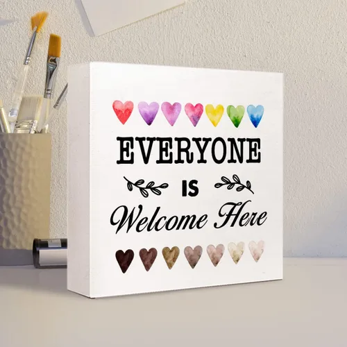 Vista 4 de Letrero de madera con texto en inglés «Everyone Is Welcome Here», letrero de bienvenida para el aula, letrero de bienvenida de regreso a clases