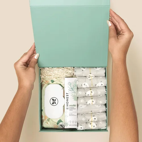 Vista 3 de The Honest Company Babe's Clean Bum - Juego de regalo, pañales y artículos esenciales para recién nacidos, 99% toallitas de agua, 60