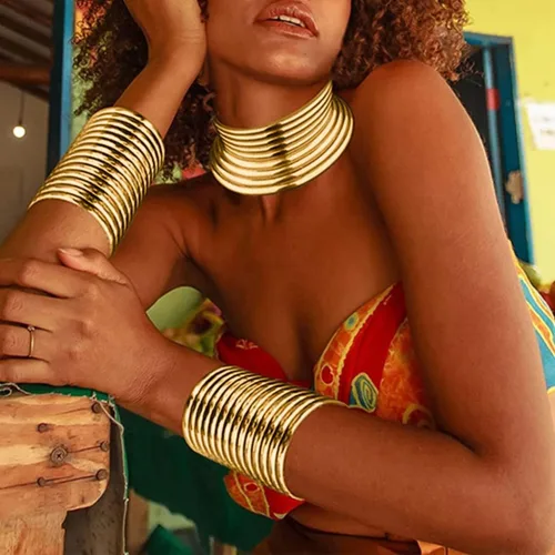 Vista 4 de Gargantilla africana de cuero dorado, collar de cuello largo tribal nacional, collar grueso, joyería para mujeres y niñas, juego de joyas para niñas