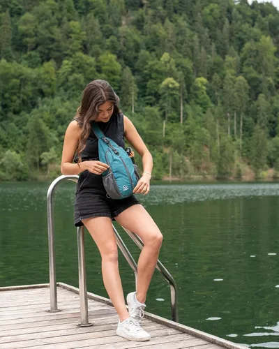 Vista 102 de Waterfly - Mochila cruzada tipo bandolera para viajes y caminatas, bolsa de pecho, Gris, talla única
