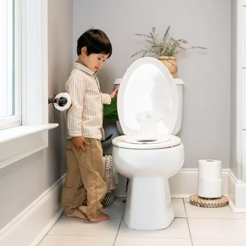 Vista 8 de Ingenuity: Asiento de orinal Flip & Sit de Ingenuity (Blanco) – Asiento de entrenamiento para orinal fácil de instalar y quitar que se acopla al