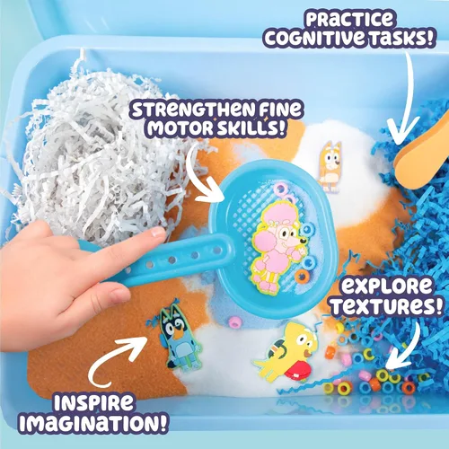 Vista 6 de Horizon Group USA Caja sensorial oficial Bluey Seek & Find, juguetes sensoriales listos para usar para niños pequeños de 3 a 4 años con tapa, arena