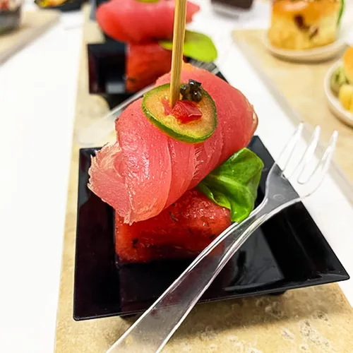 Vista 6 de Paquete de 48 pequeños platos cuadrados de plástico negro mini aperitivos para fiesta, mini bandeja de servir aperitivos pequeños platos de salsa