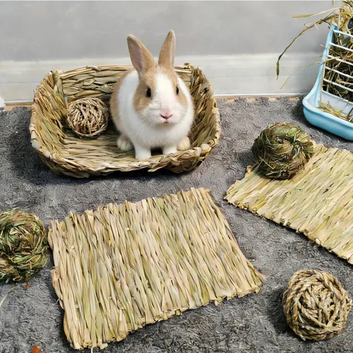 Vista 7 de Hamiledyi Cama de hierba de conejo, alfombrilla de heno natural hecha a mano, bolas masticables para conejo, chinchilla, conejillo de indias, hurón