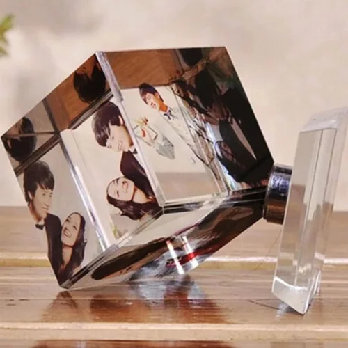 Vista 3 de Marco de fotos personalizado en cubo de cristal giratorio 3D, marco de fotos giratorio de 3 fotos, marco de cristal personalizado para recuerdos