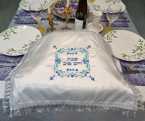 Vista 3 de TALISMAN4U Cubierta de pan de jalá de satén blanco Shabat bordado floral colorido flecos plateados Israel Judaica regalo 22 x 18 pulgadas