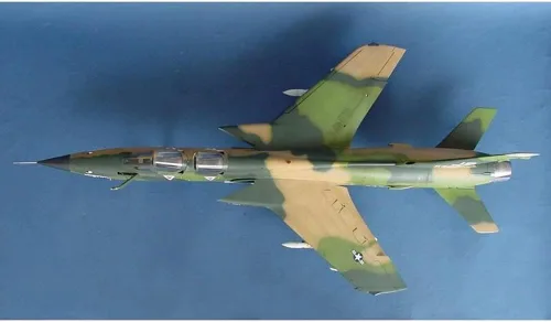 Vista 5 de Trumpeter 1/32 F105G Thunderchief Wild Weasel Avión