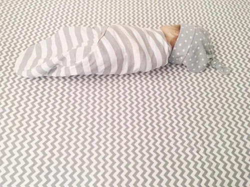 Vista 2 de BaeBae Goods Juego de 4 mantas para envolver al bebé, para niños y niñas, hechas de algodón suave (flechas grises, 0-3 meses)