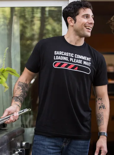 Vista 5 de Comentario Sarcástico en inglés Cargando Por Favor Espere divertido humor sarcástico para hombres y mujeres en una camiseta.
