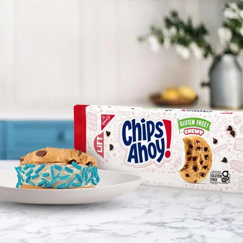 Vista 8 de CHIPS AHOY! Galletas masticables sin gluten con chispas de chocolate fudgy, 9.75 oz Certificado Kosher