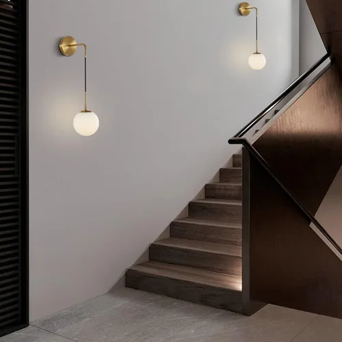 Vista 6 de KCO Lighting Juego de dos apliques de pared de vidrio blanco esmerilado con globo esférico dorado de latón, luz de pared con cable ajustable