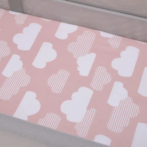 Vista 3 de Skip Hop Cozy-Up - Sábana bajera ajustable 2 en 1 con nubes blancas y rosas, 100 % algodón