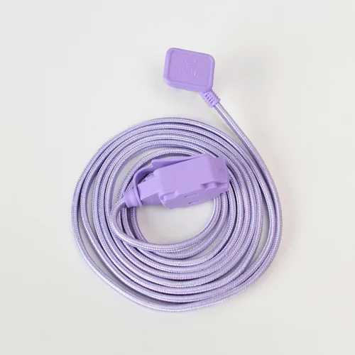 Vista 3 de GLOBE Electric 22892 Designer Series - Cable de extensión de tela de 9 pies, 3 salidas polarizadas, enchufe de ángulo recto, 125 voltios, morado