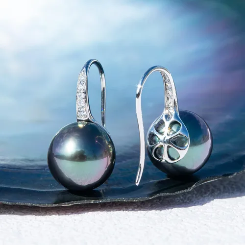 Vista 3 de Aretes de oro de 10 quilates con moissanita de 9 a 0.433in, perlas negras naturales seleccionadas a mano con calidad AAAA, diamante de moissanita