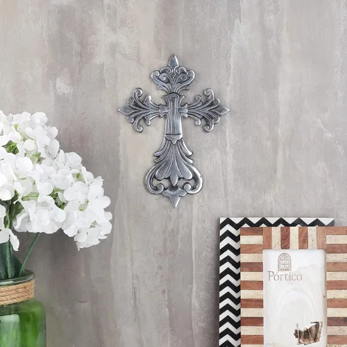 Vista 2 de Ardour Cruz de pared de plata antigua y negra para decoración del hogar. Cruz decorativa de metal para colgar en la pared, 6.5 x 9 pulgadas