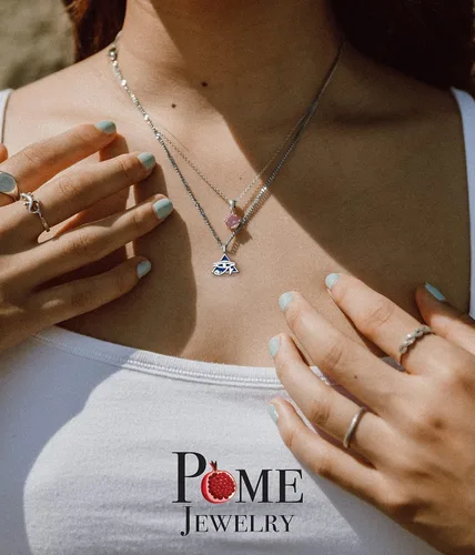 Vista 2 de Collar con colgante de ojo de Horus y pirámide en plata de ley, fabricado en Estados Unidos