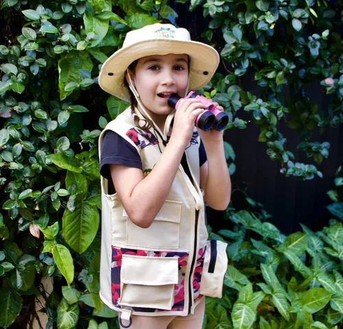 Vista 4 de Safari Kidz Outdoor Explorer Kit Conjunto de chaleco y sombrero de camuflaje naranja y rosa, aventuras de la naturaleza en el patio trasero