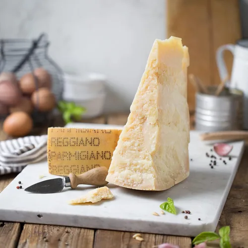 Vista 3 de Trío de degustación de Parmigiano Reggiano DOP de 18, 24, 36 meses 3x2.2 lb - 1 por envejecimiento - (3x1kg) - El único parmesano - EMILIA FOOD LOVE