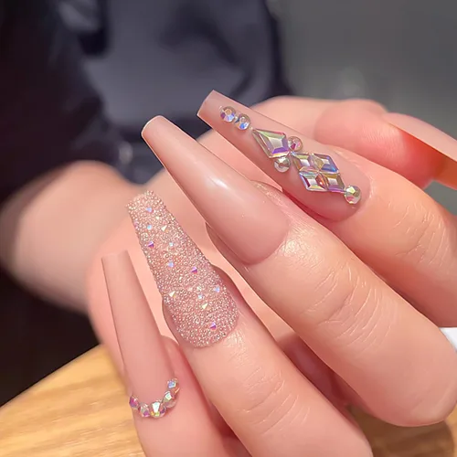 Vista 2 de 24 uñas postizas brillantes con diseños de longitud larga, uñas de boda a presión para novia, uñas acrílicas nude, ataúd a presión con diamantes