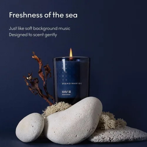 Vista 8 de Skandinavisk HAV - Vela perfumada 'Sea' Mini. Notas de fragancia: Spray de sal y algas marinas, espino y rosa de playa. 2.3 oz.