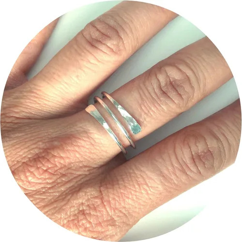 Vista 2 de Anillo ajustable de plata de ley con textura martillada y lisa