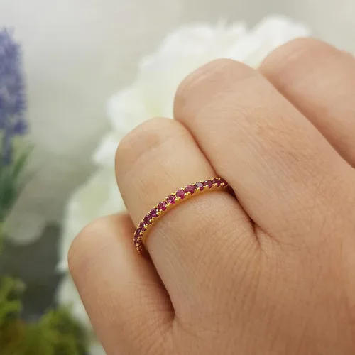 Vista 2 de Dazzlingrock Collection Anillo de boda elegante con piedras preciosas o diamantes redondos para mujer en oro macizo