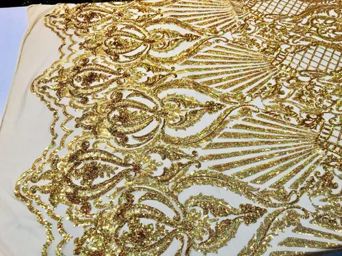 Vista 2 de Diseño de lentejuelas de damasco iridiscente dorado en una malla elástica de 4 vías por yarda.