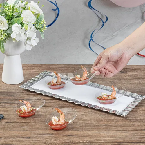 Vista 5 de Restaurantware 4 mini platos de degustación de 2.9 x 1.3 pulgadas, 50 mini platos de postre desechables, platos de plástico transparente con diseño